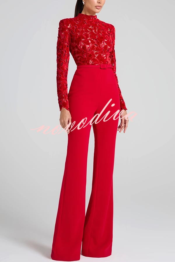 Eleanor | Langermet buksedress i brodert blomsterblonde med applikasjoner, belte og utsvingte ben